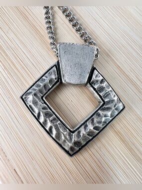🤍Chico’s Hammered Matte Silver Tone Pendant Necklace